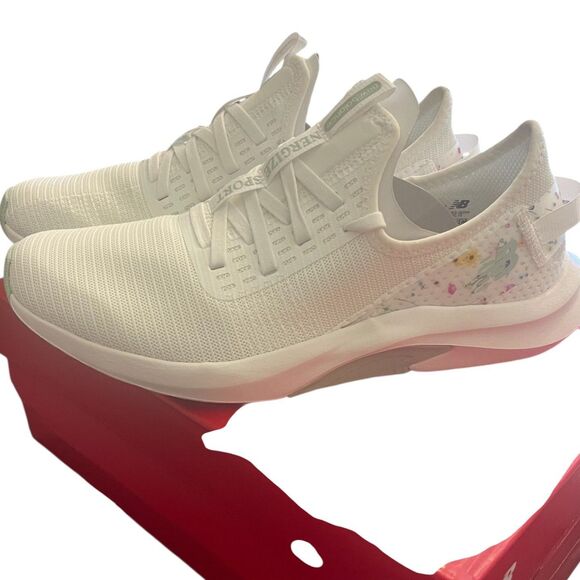 New Balance Womens 9 Sneakers White Flowers DynaSoft Nergize Sport v2 Slip On - Picture 9 of 11